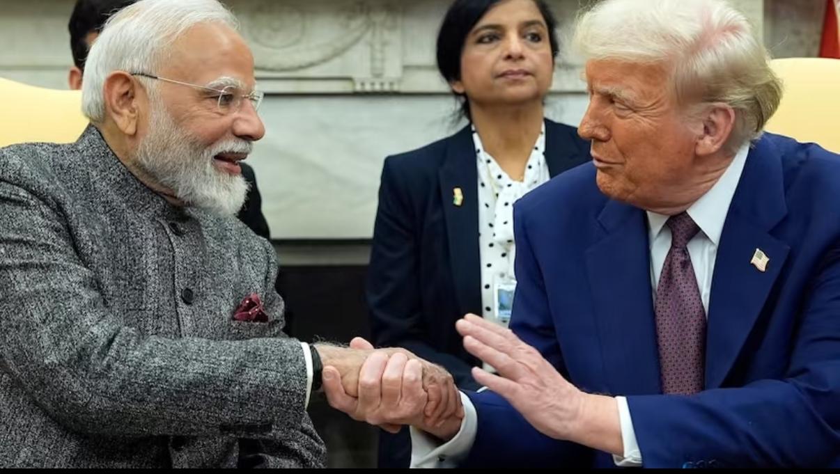 印度这次真不装了！直接把俄罗斯一脚踹开了！2月2日，特朗普兴奋地宣布，莫迪