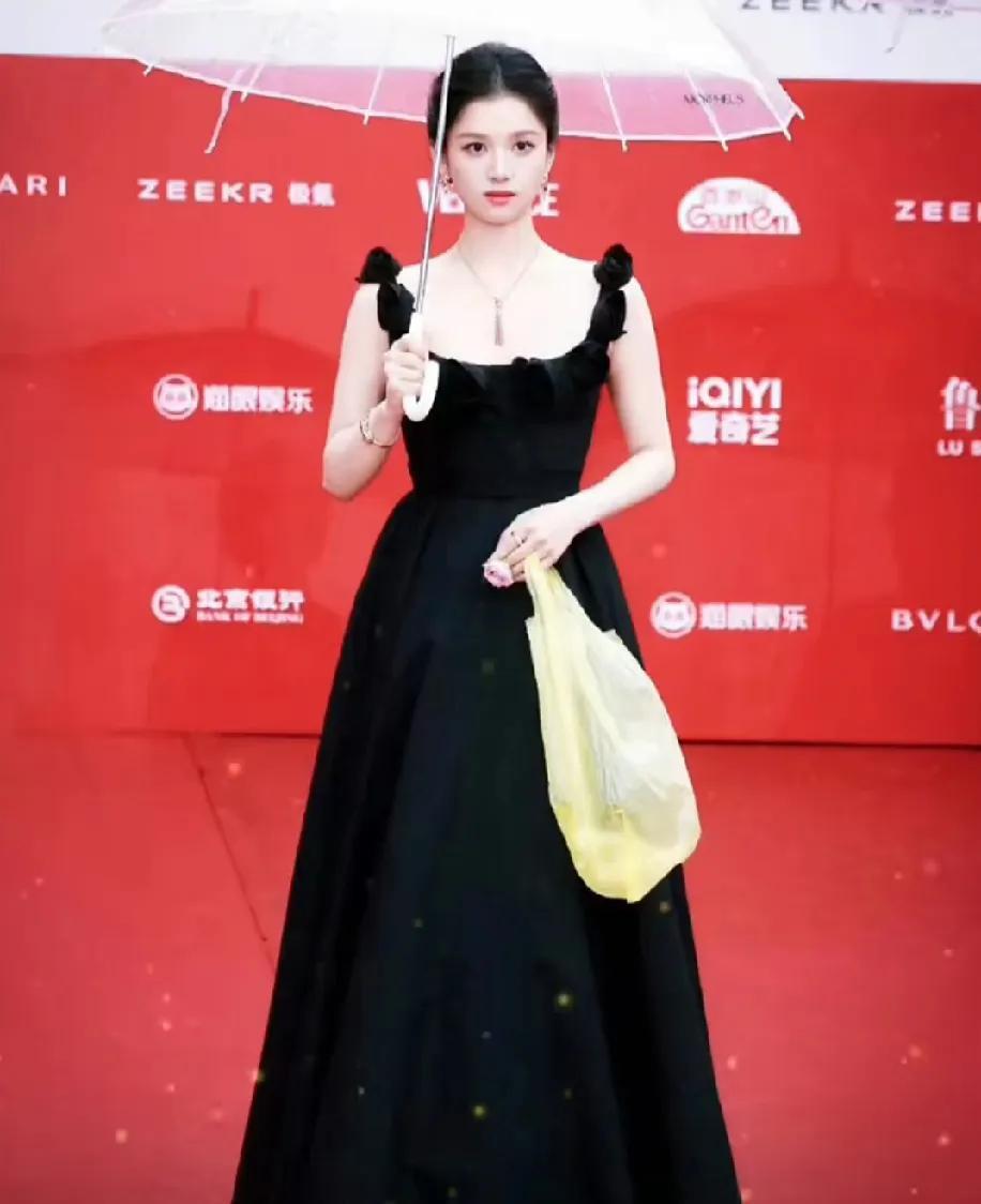 好奢侈啊！一个方便袋子一万二，所以说我们一点也没感觉到穷，分分钟就能搞到这个平替