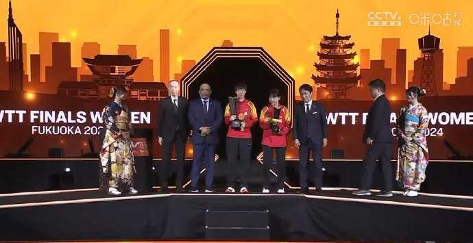 王曼昱今天在颁奖台也太乖了吧！主动帮别人指路时超耐心，转头自己举着手机自拍，嘴角