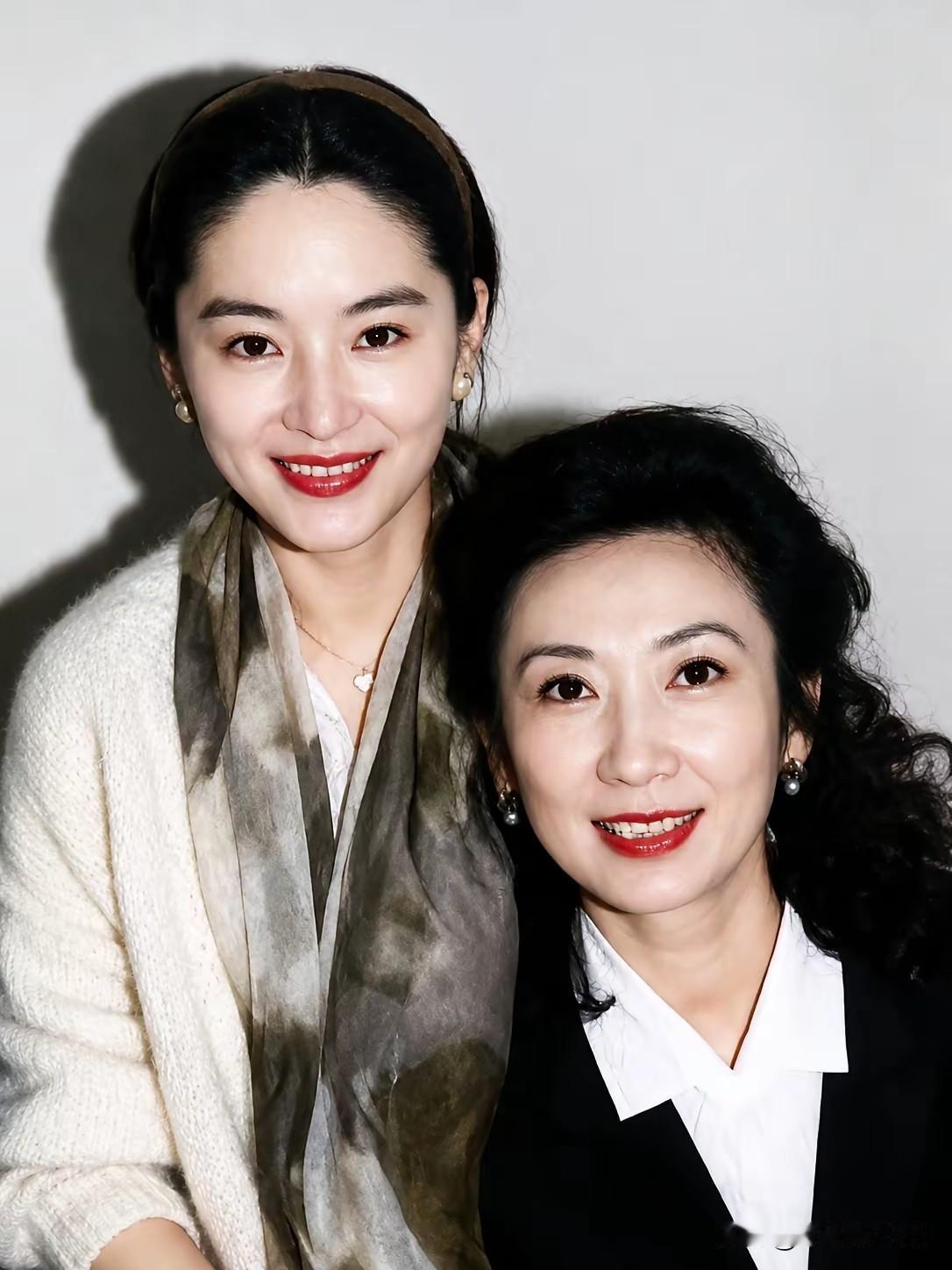 年轻时的施南生和林青霞同框，感觉她的颜值不低啊！和林青霞相比她的气质更加沉稳，看