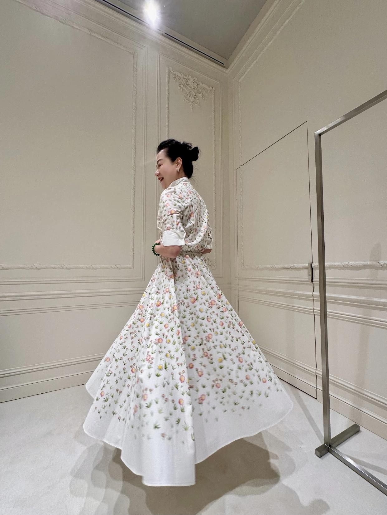 优雅复古风，花裙飘逸动人，尽显古典韵味。