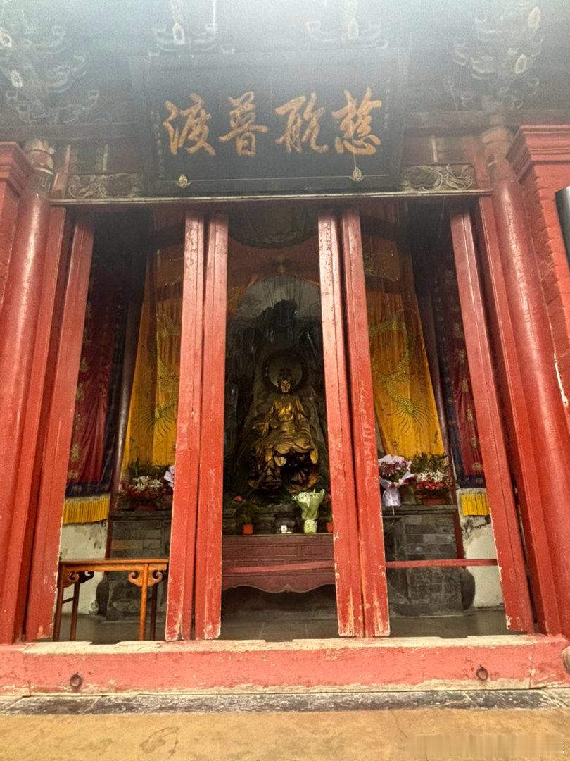 老王这辈子最迷的就是雕塑。以前我总觉得，论雕塑的写实与震撼，咱们中国造像比西方差