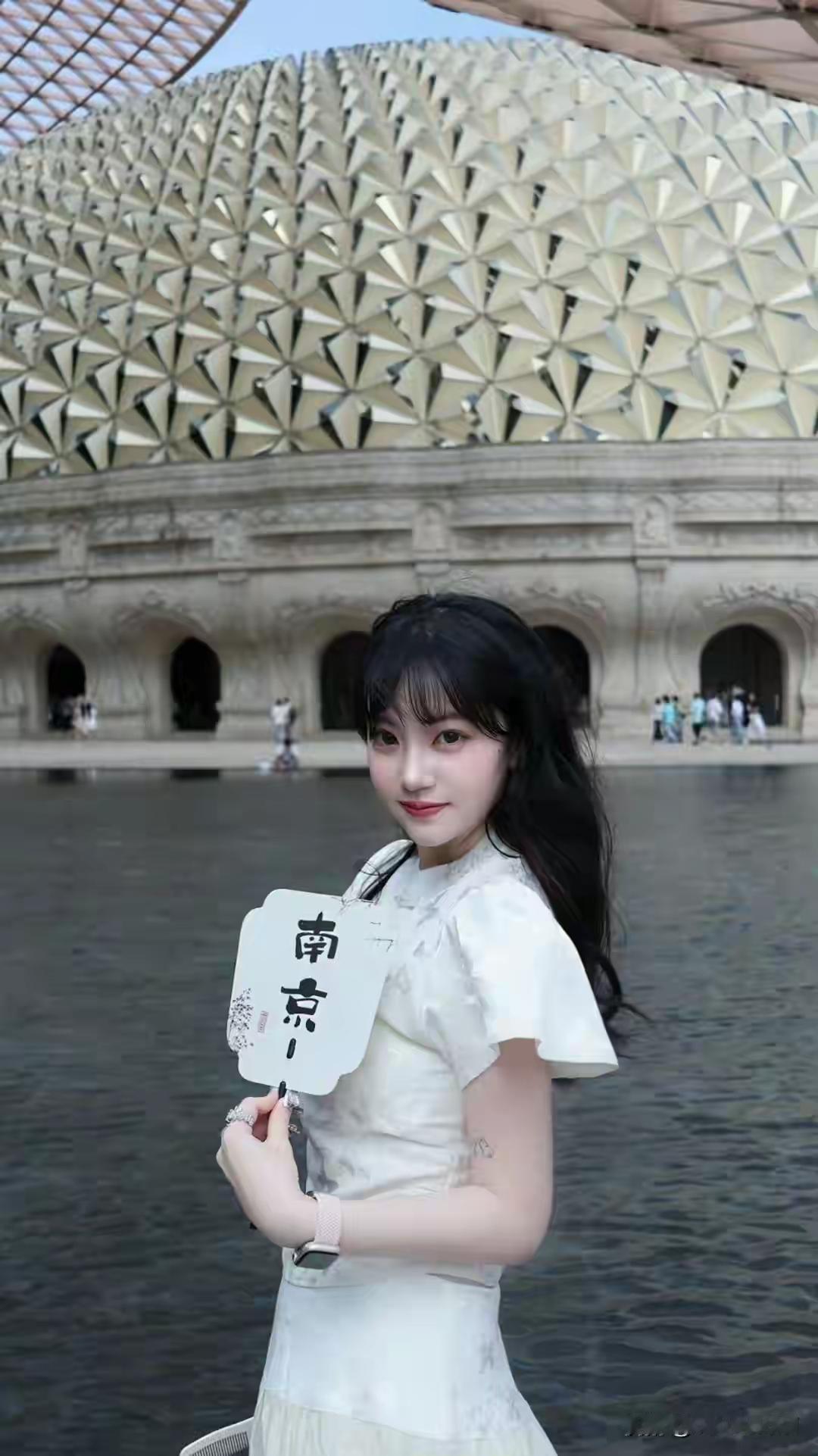 重庆交通大学校花刘芯妍容颜诱心神五官媚态香姓名：刘芯妍出生年月日：2