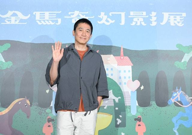 梁朝伟提到之前和不同导演合作的经验，在与王家卫导演合作前会见面聊天，因为在缺乏完