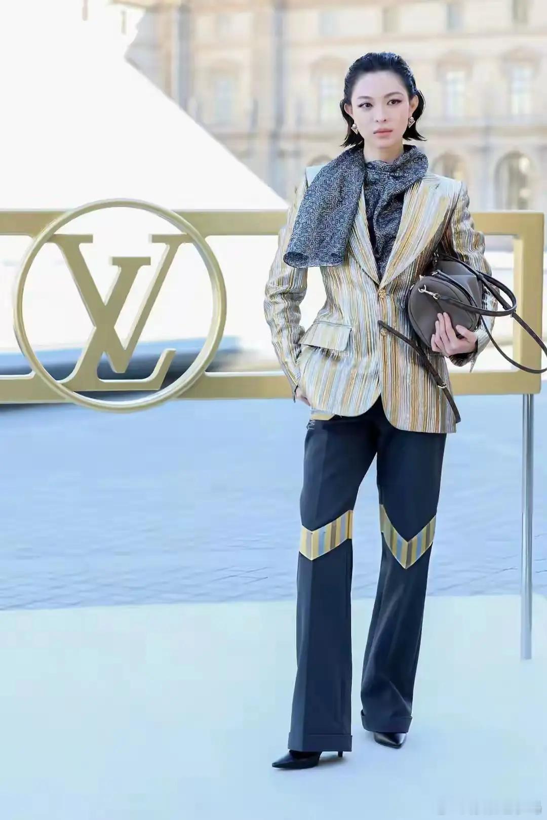 钟楚曦亮相巴黎时装周，身着金色廓形西服外套宛如战甲，搭配利落妆容，女王气场十足，