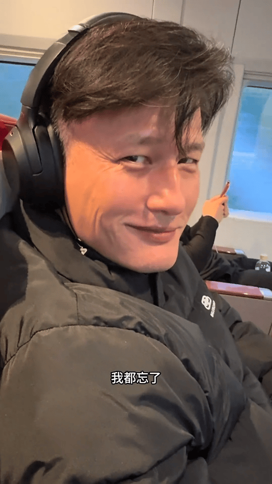 尹子维给徐冬冬抛媚眼大哥这反差感也太绝了！戴耳机时的慵懒配上小得意的媚眼，嘴角