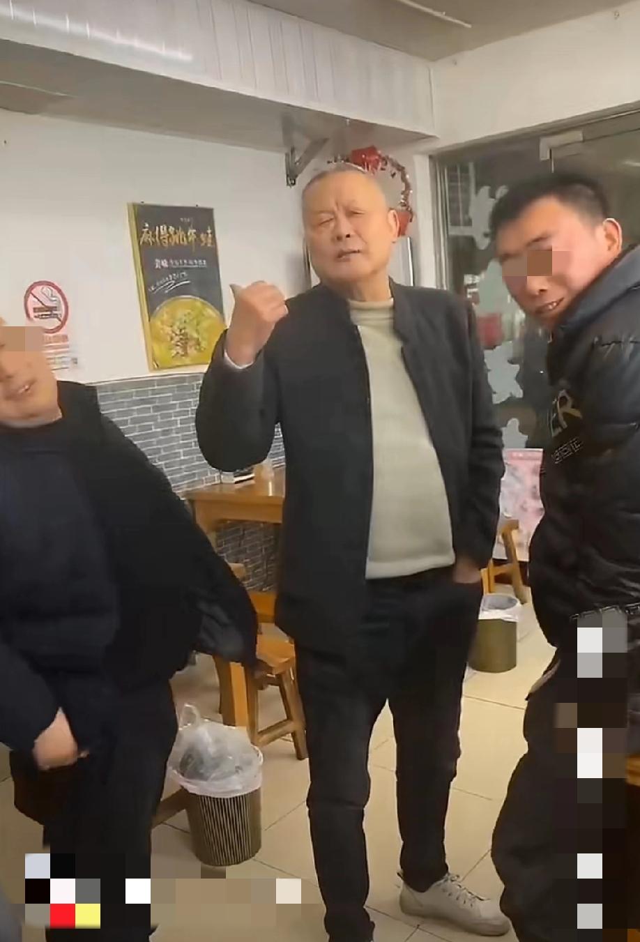 上海，中间这位大叔，自称是上海人，有车有房，老家在江苏扬州，平日里经常到这家小餐