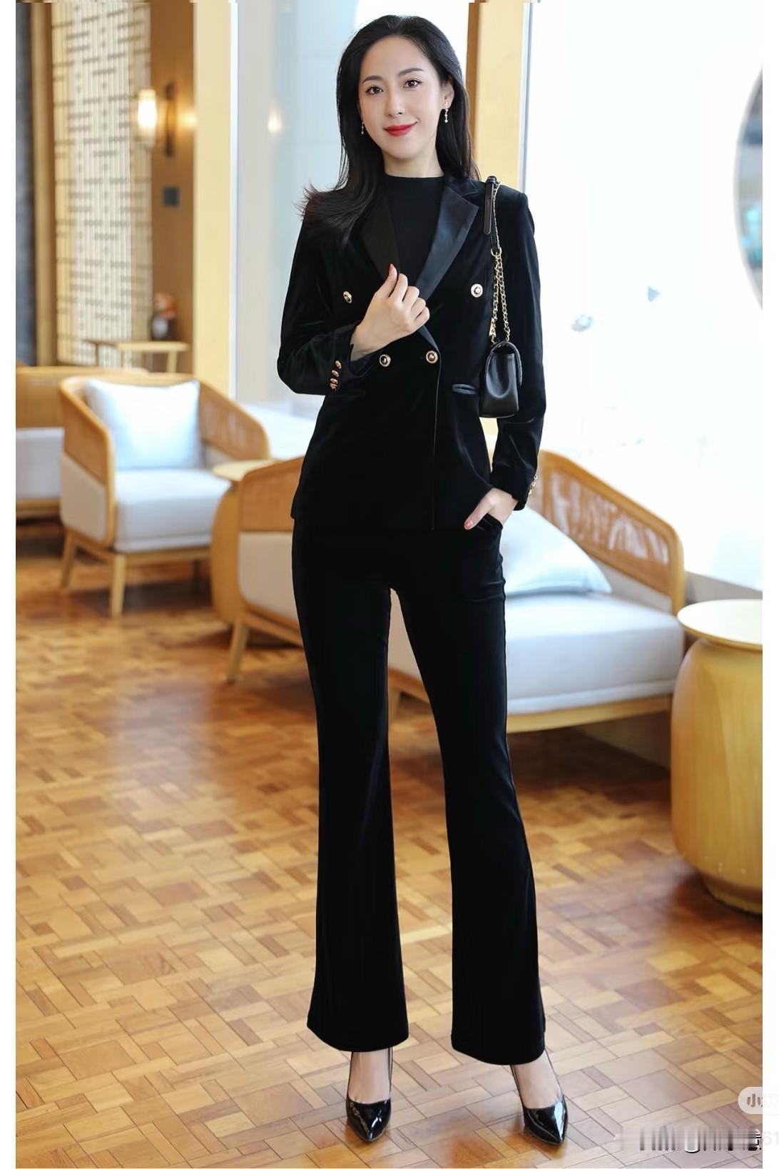 在职场穿搭中衣柜里必不可少的就是套裙和西服不管是商务洽谈，还是办公会议👩?