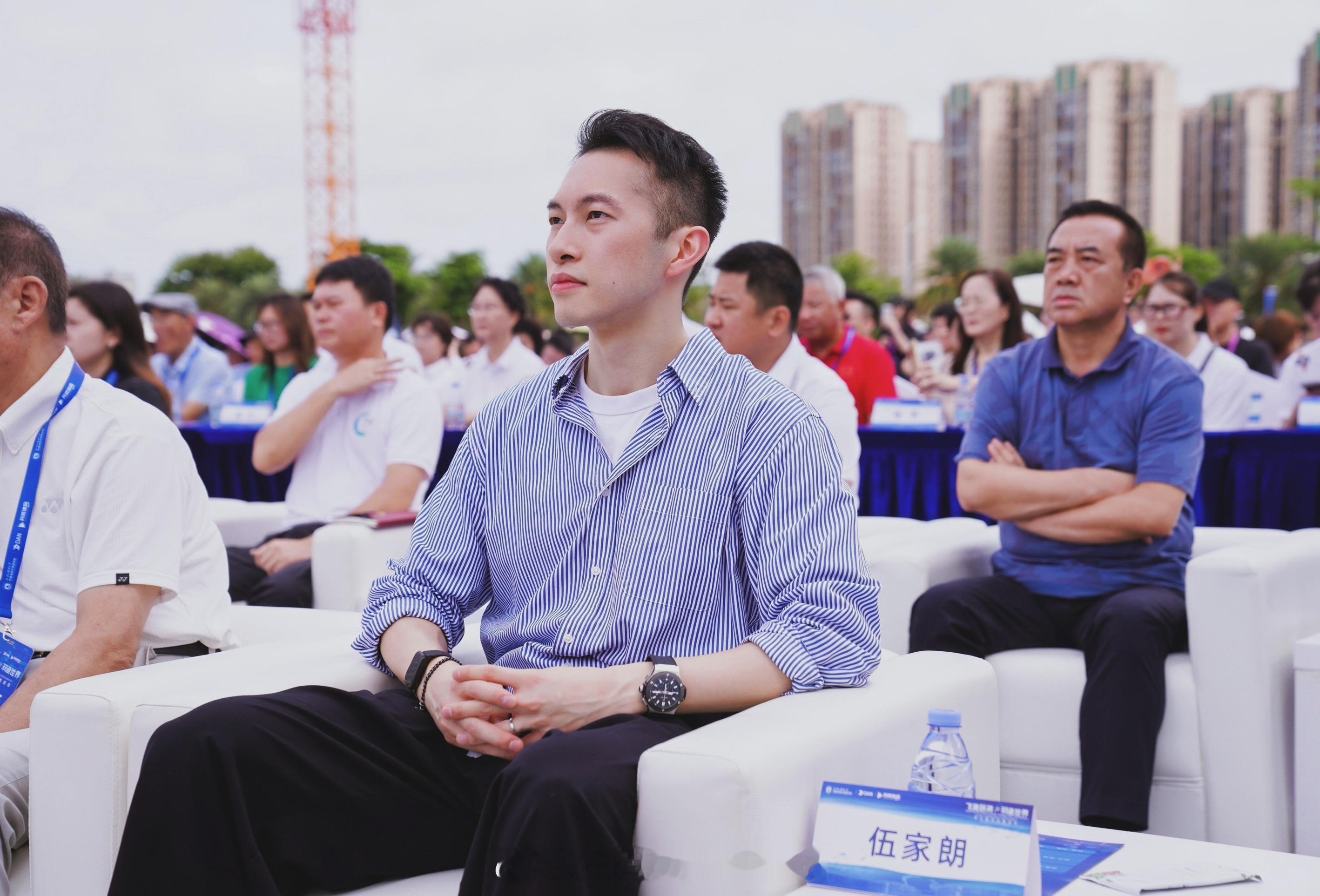 伍家朗社媒发文：林丹这个名字，相信所有羽毛球爱好者乃至体育爱好者都不会陌生。我从