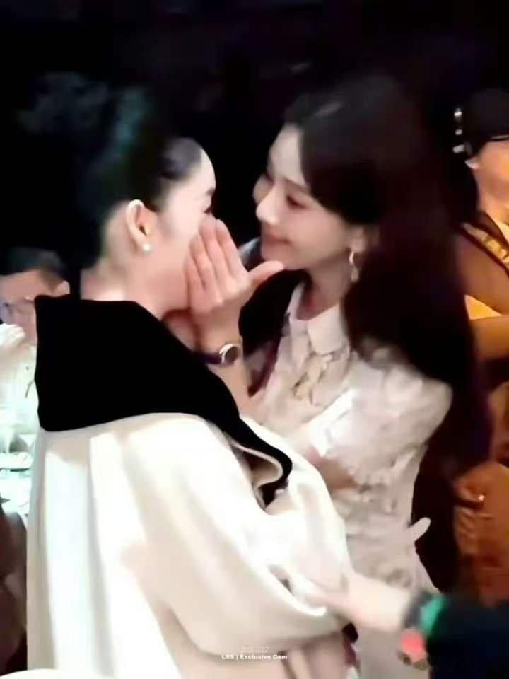 刘诗诗郭晓婷你俩都香香的谁磕到了我不说！刘诗诗郭晓婷合照还互撩，“香香的”配“啵