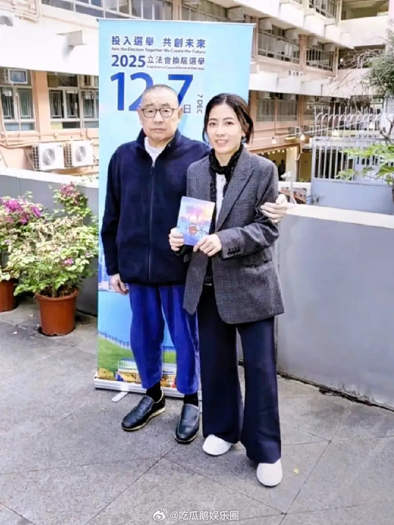 刘銮雄和甘比在香港出席活动，大刘也70多岁了，他真的瘦了好多！甘比忙前忙后的搀扶