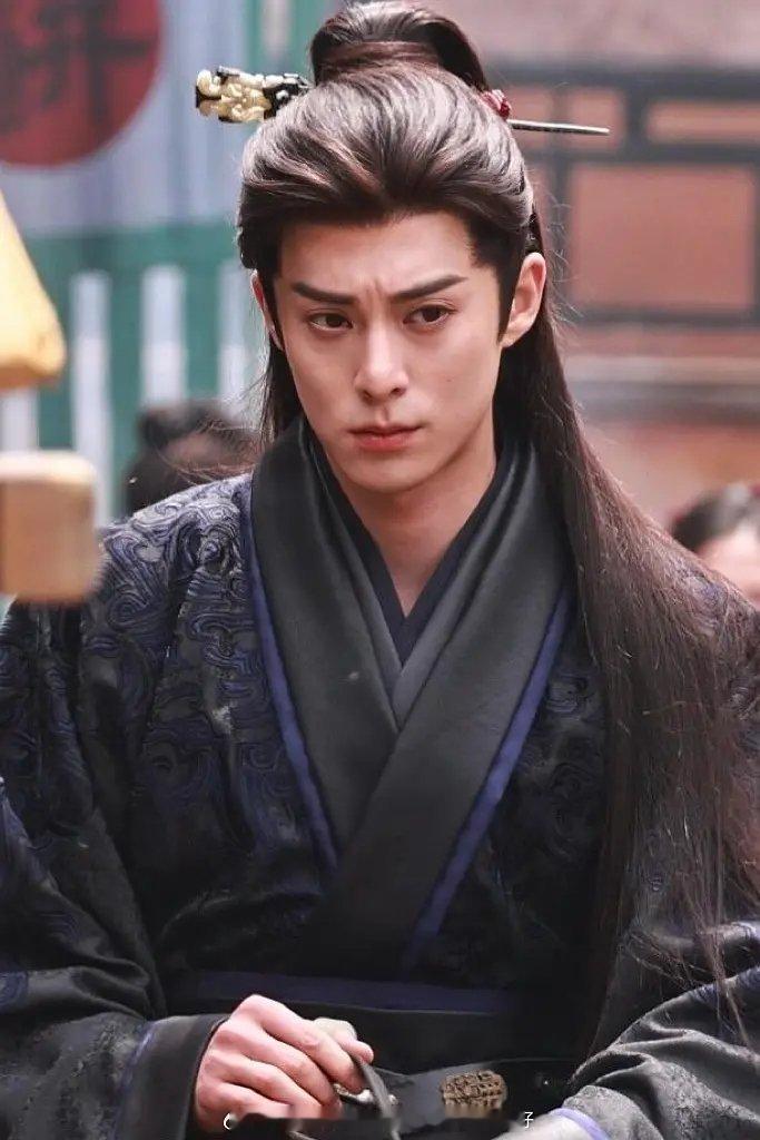 网友说王鹤棣真的很考验打光条件，是这样子吗？没光的时候就不是很平整