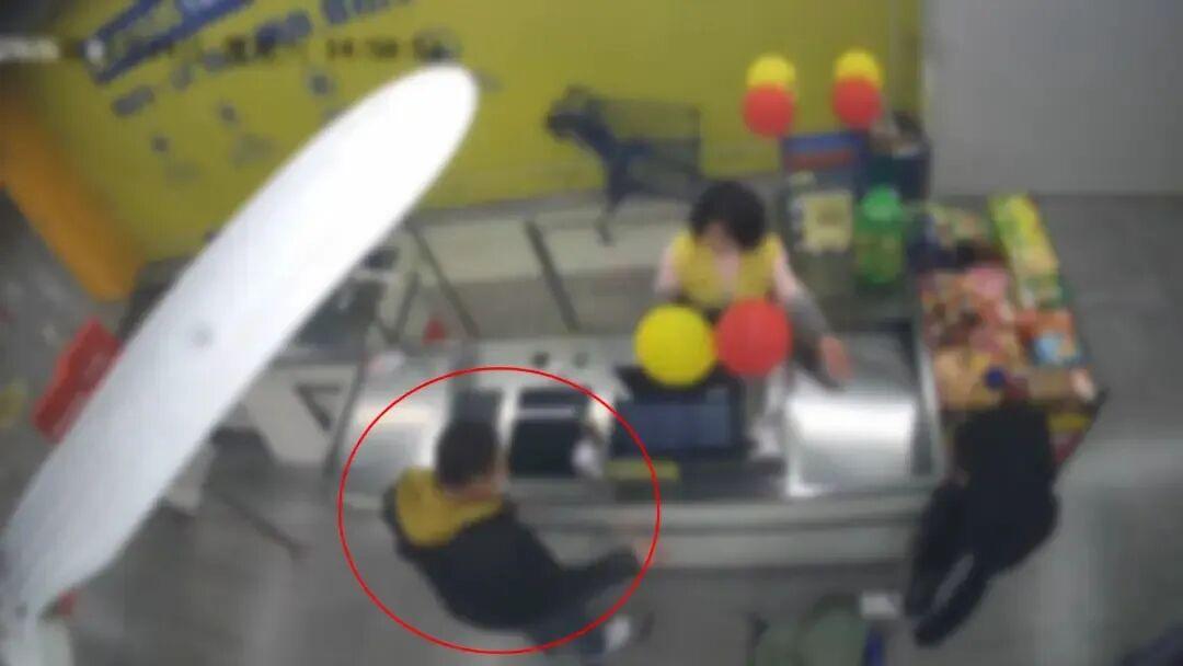 超市是仓储式超市，但不是你家的库房，想拿啥就拿啥，想拿多少就拿多少！前不久，在