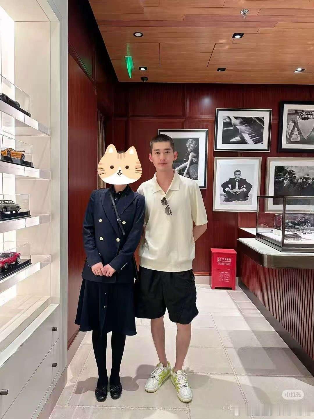 网友ktv偶遇张翰哇，网友在KTV和朋友聚会又和张翰来场浪漫偶遇。为啥这么多人