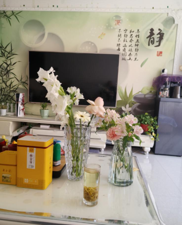 说出来不怕你笑话，我57岁还在外地打工，卡里拢共就5万块积蓄。算上老婆压箱底的3