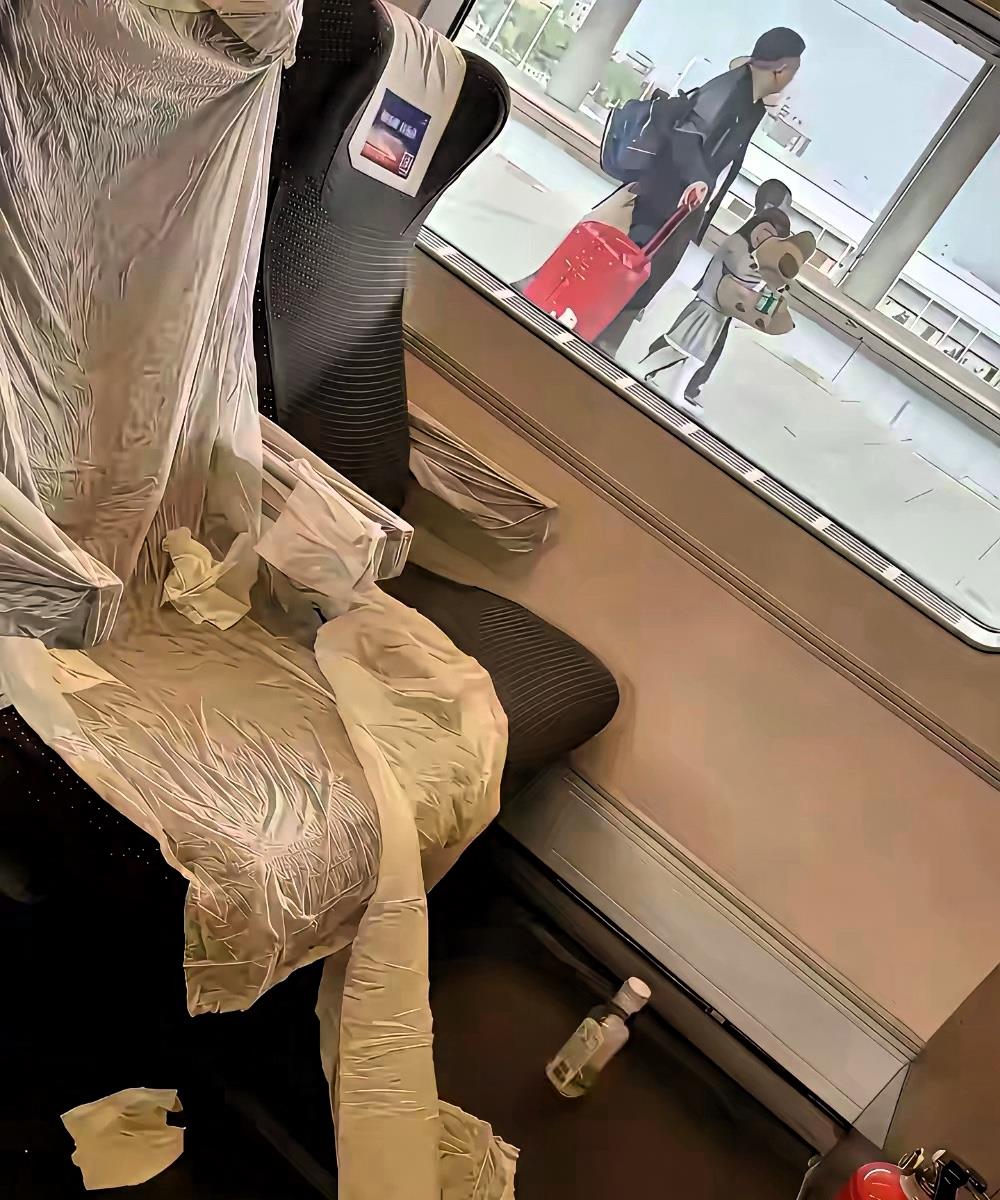高铁上的一幕，这人洁癖到什么程度