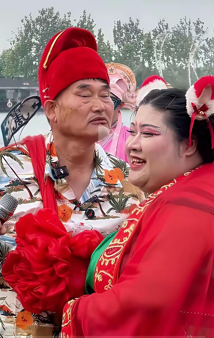 其实喜剧背后是很疲倦的，看看大衣哥朱之文眼睛都睁不开了，多么想休息一下。