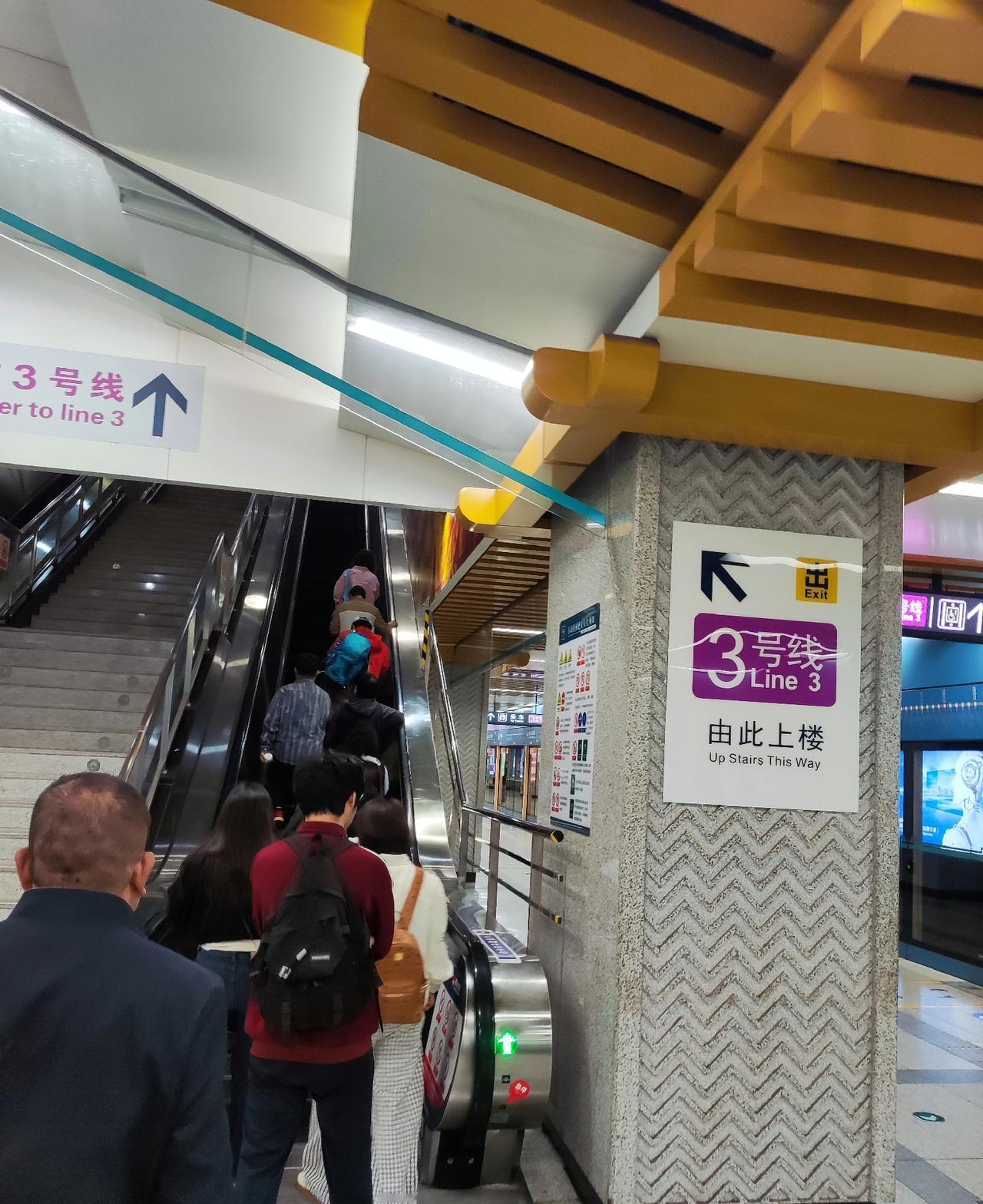 西安地铁vs郑州地铁！相邻新一线城市，西安地铁最大意难平！就是除了地铁8号线