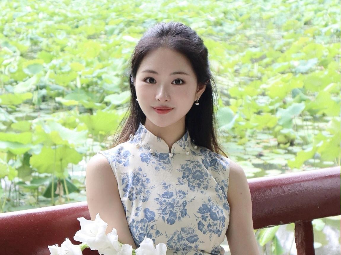 当青花沿着襟口漫开像把江南的烟雨妥帖收进一方裁好的锦缎她站在青年园的石纹旁