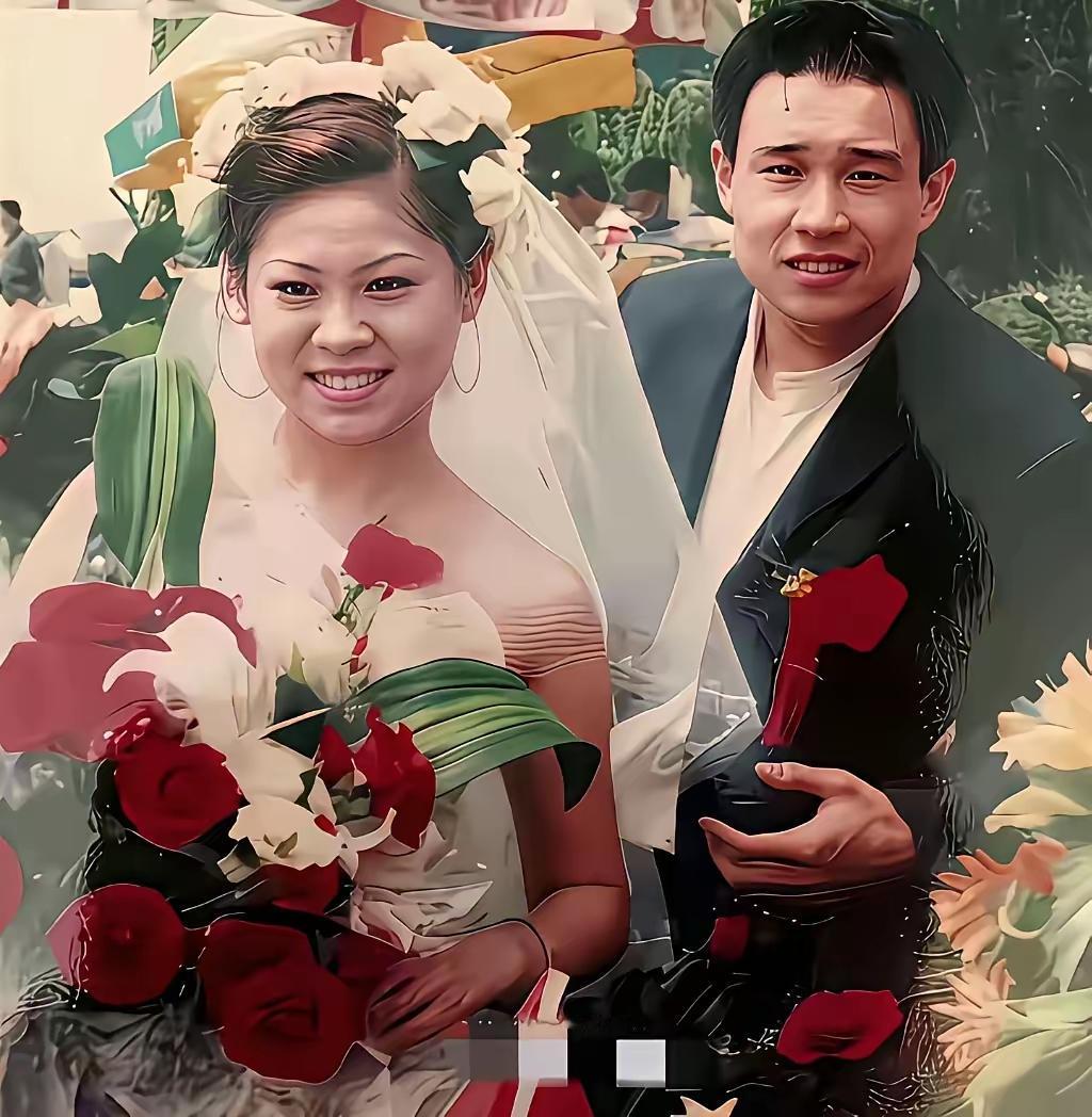 网友们真能扒，把小沈阳两口子当年的结婚照找出来了！但那时的化妆水平，可真不敢恭维