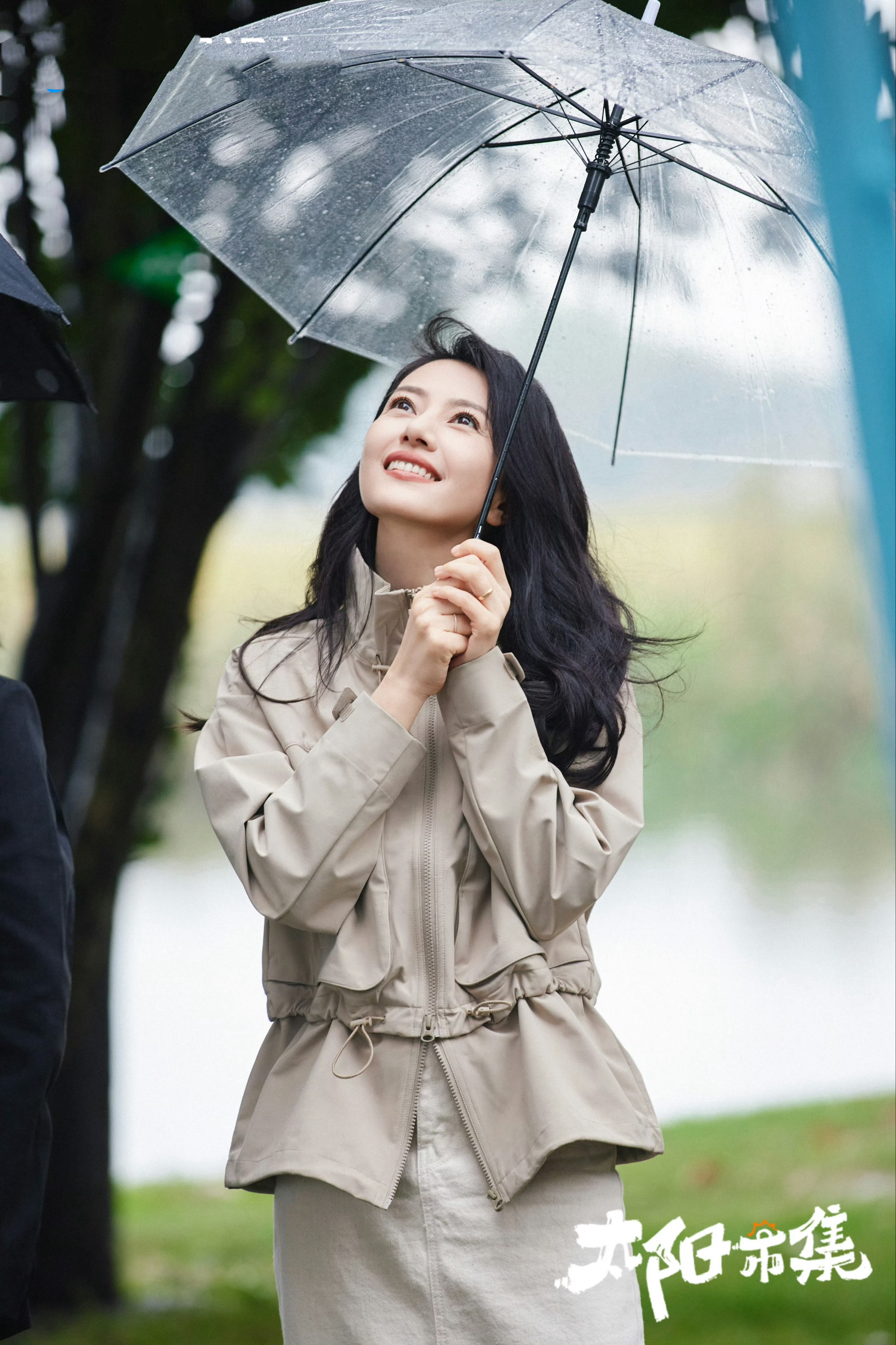 看姐姐雨天市集撑伞温柔松弛的氛围感写真，刚好聊起现在大家公认对一个人最高的评价，