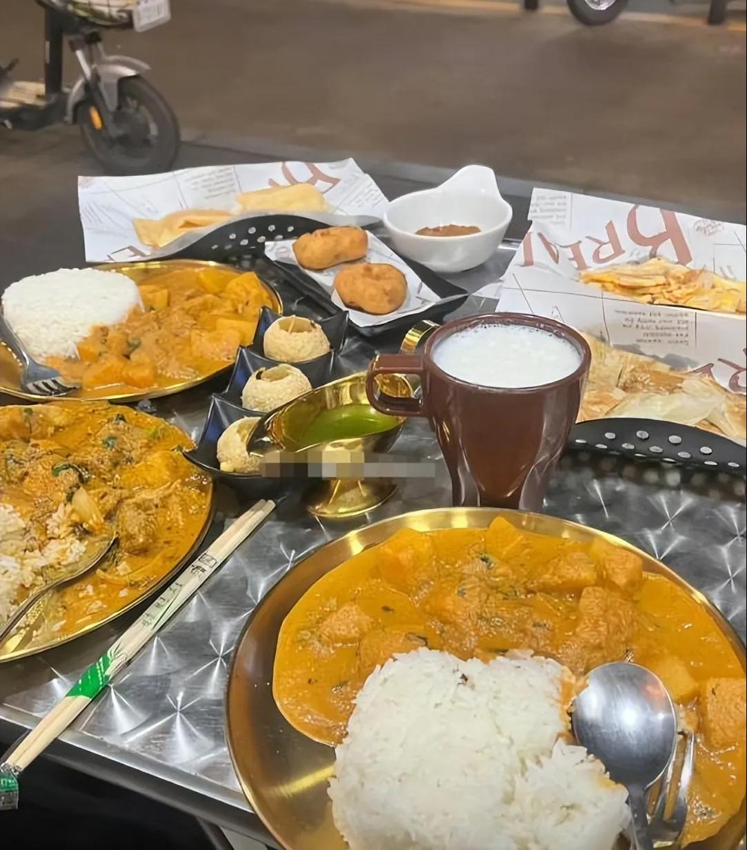 这是一家深圳的印度餐厅。有网友想去餐厅尝个鲜，毕竟这家餐厅从老板到服务员都是印