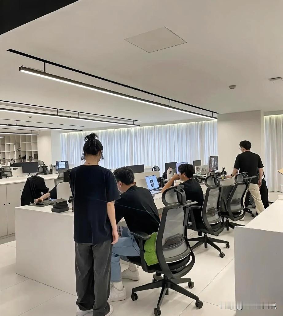 公司这个月新增加了一项员工福利，员工生日礼金🎂标准是办公室人员200元，车