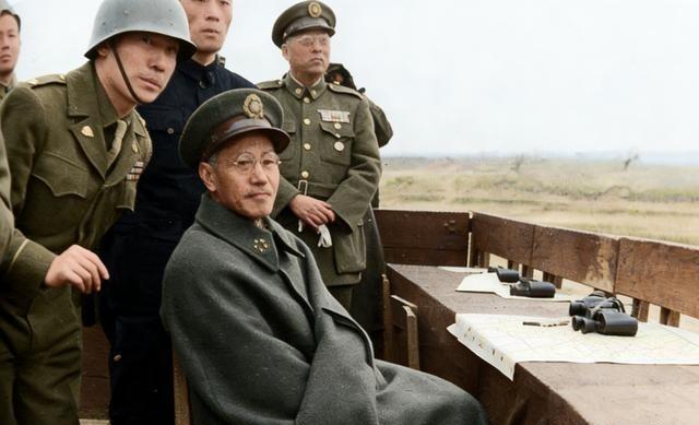 1959年，金门八二三炮战后蒋介石赴金门前线视察，蒋身披军大衣，凝望大陆方向，蒋