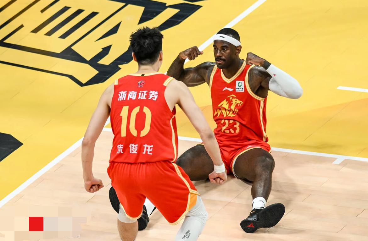 广厦2:1晋级四强！G3全员爆发，桑普森两次抢断快下打崩山西广厦2: