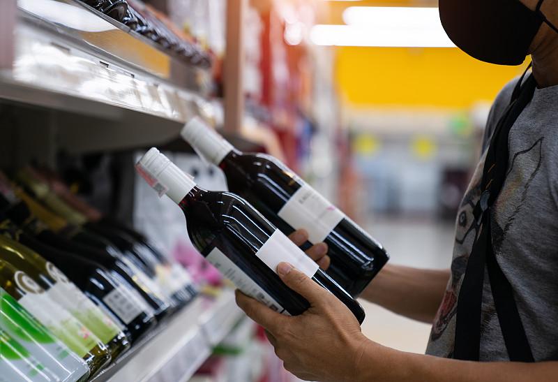 海南琼海，一男子去超市买红酒，看到2瓶干红葡萄酒过期了，心中窃喜，他2瓶花476