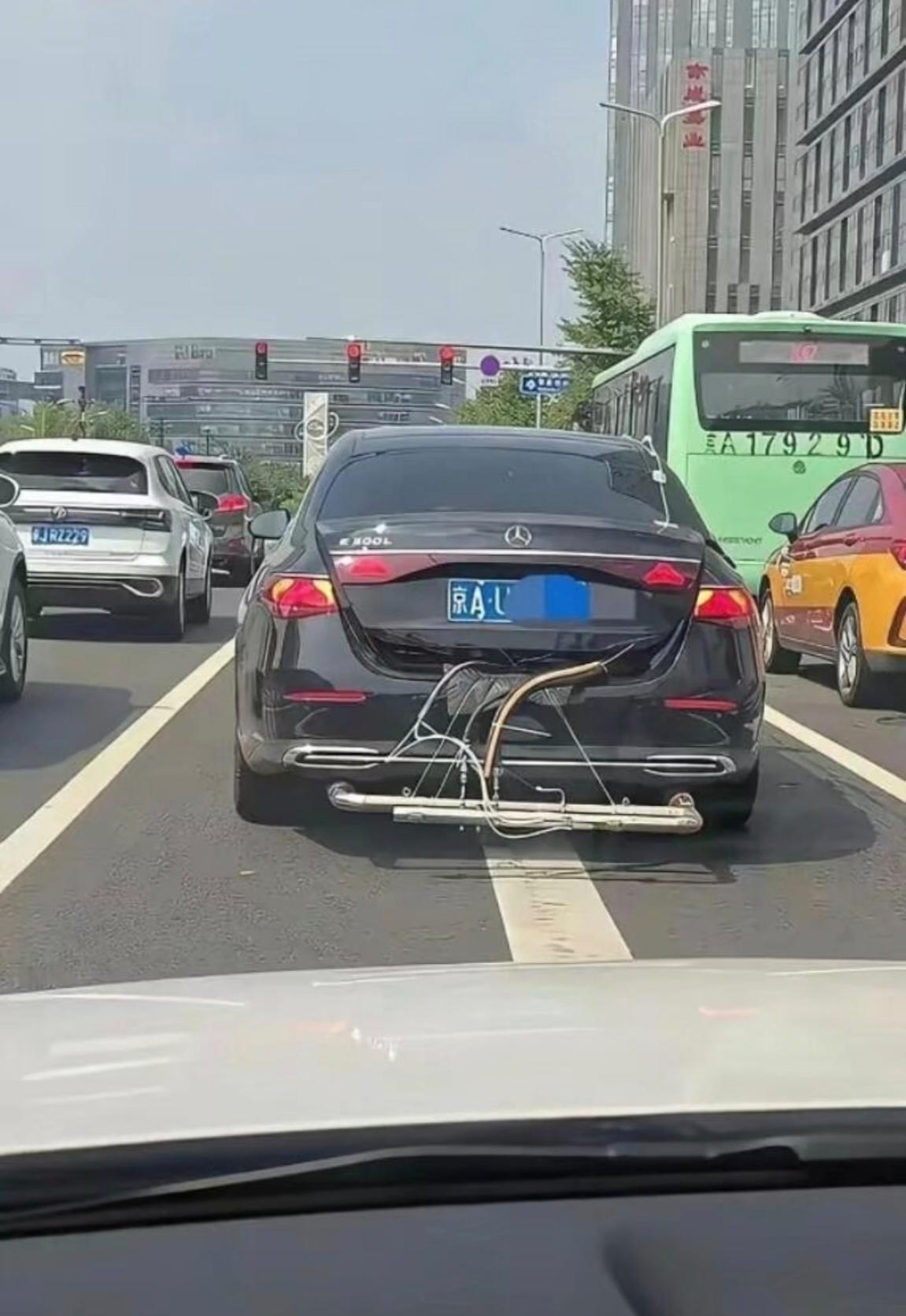 交警叔叔都懵了这该查还是不查啊?