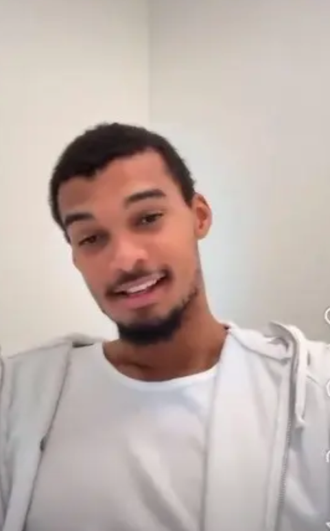 邓肯还是科比？看看文班亚马怎么说。当被网友问道这个问题时，文班亚马说：“这很难