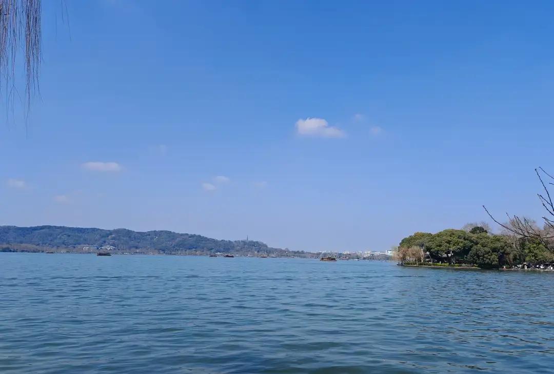 复婚第二年春节，老公初二一早拎包走人。三十晚上他连抽三根烟，烟灰掉沙发缝里，