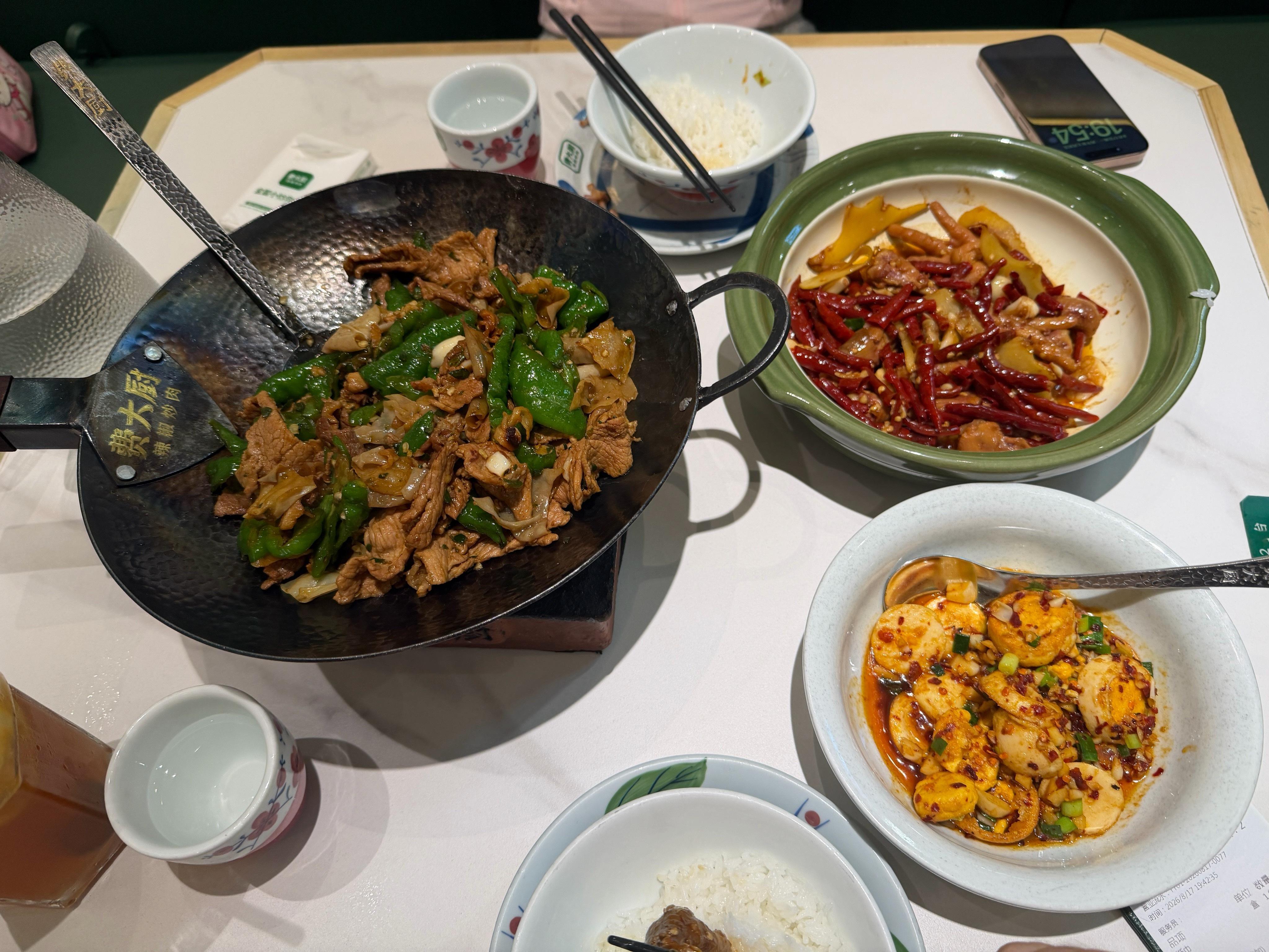 风波过后首吃费大厨，已经取消了“小炒肉大王”的宣传，上菜的Slogan也变成了“