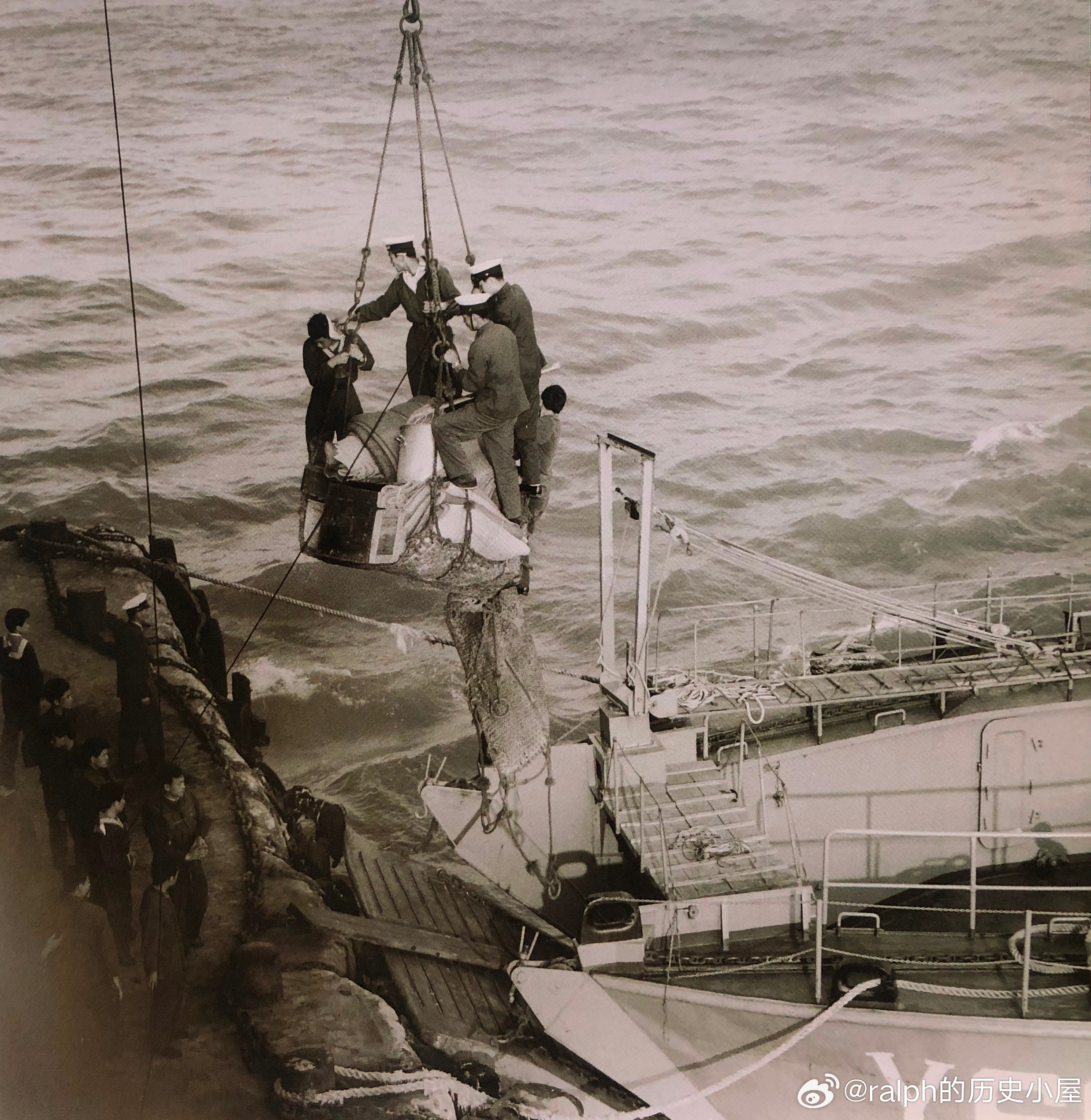 1982年9月在上海吴淞口外，有一座用钢筋混凝土在礁盘上建筑的楼房，常年驻守在礁