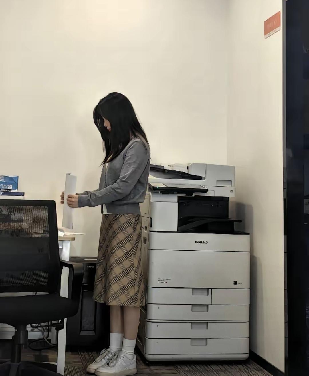 先兆流产要休息，公司不批假还停发工资，最后赔了10万多。这事发生在西安，张女士