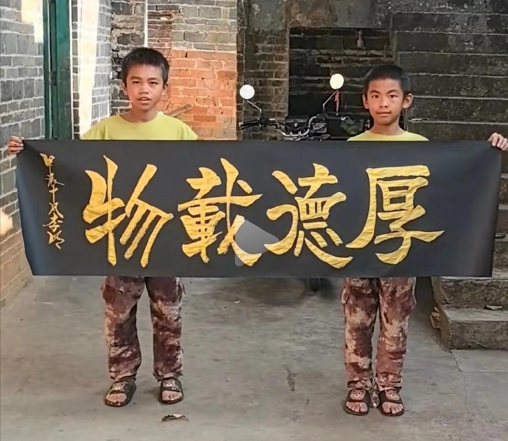 李明小朋友的字火了，火的冰火两重天，赞者称其是少年天才，是不世出的大书法家，批者