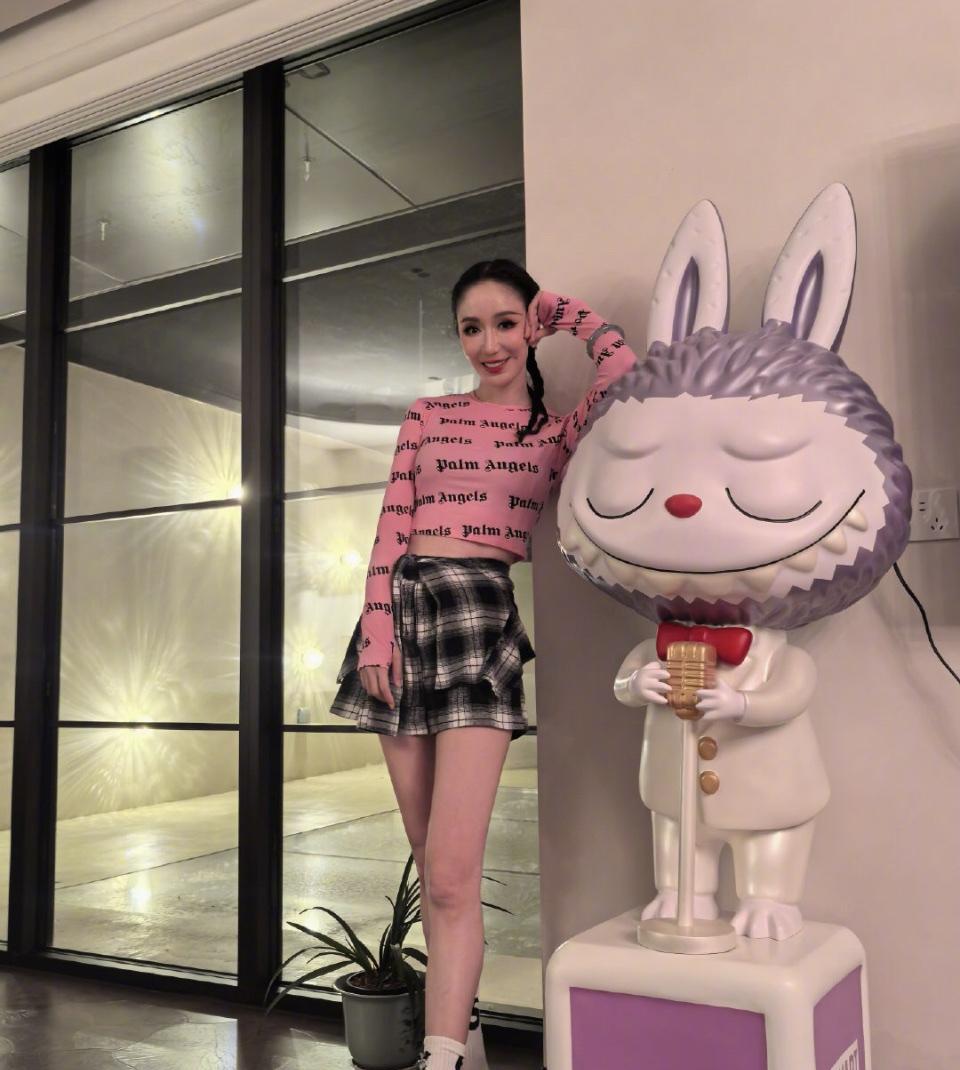 照片中，巨型Labubu的高度直逼身高168cm的娄艺潇，独特的兔子造型鞋十分
