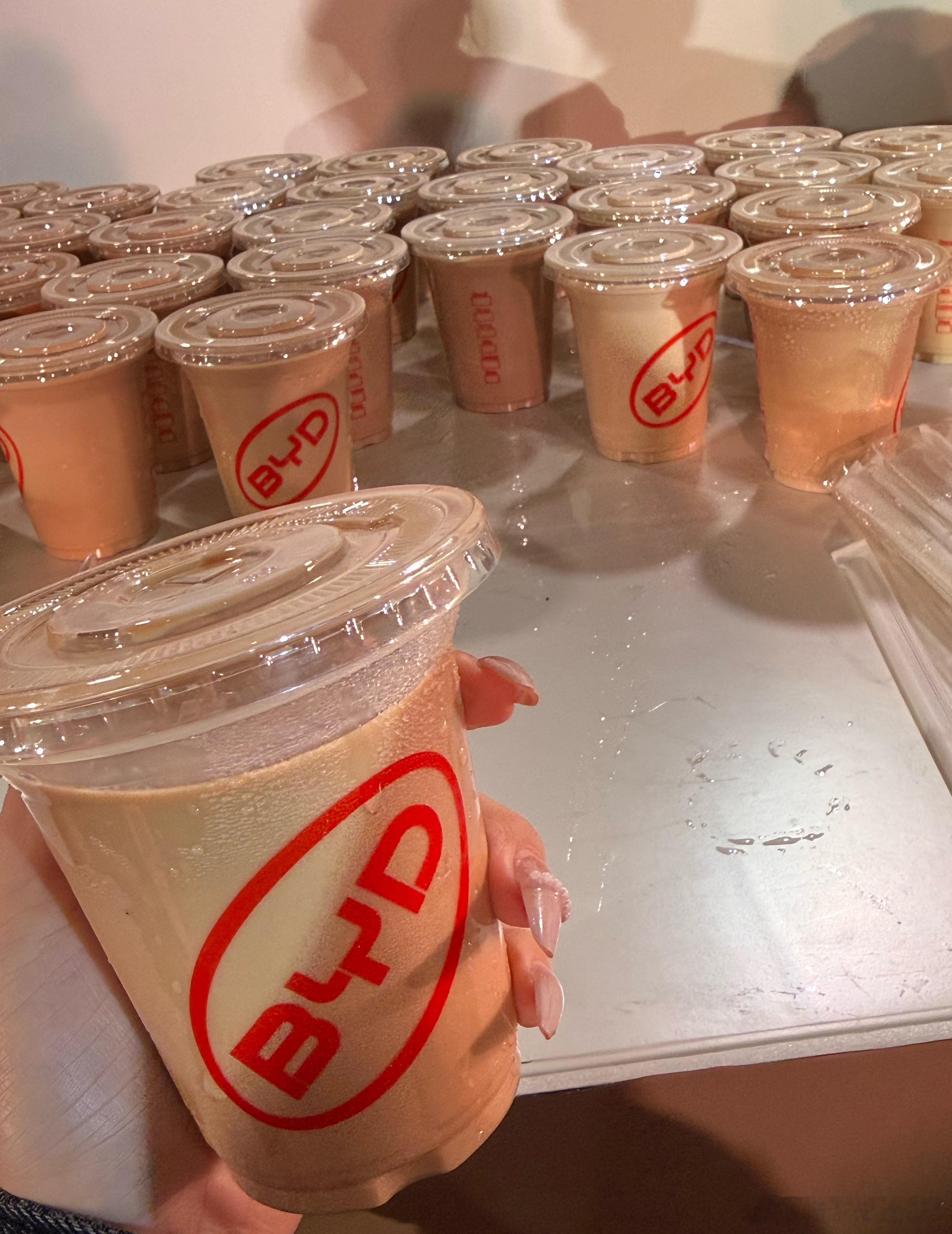 关于这点，大家真可以去办公室看看，那些不碰咖啡的同事，一到下午就蔫蔫的，黑眼圈快