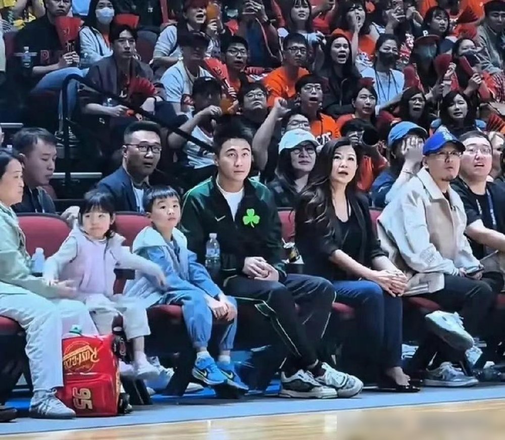 赌王家挑媳妇，挑的不是脸，是腿。何猷君那两个孩子，六岁儿子和四岁闺女，往那一站，腿长直接随了奚梦瑶。