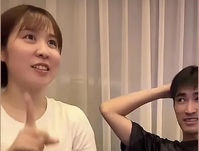 平野美宇来参加国乒联赛，中国话进步很快。平野美宇与张成教练在直播时，平野美