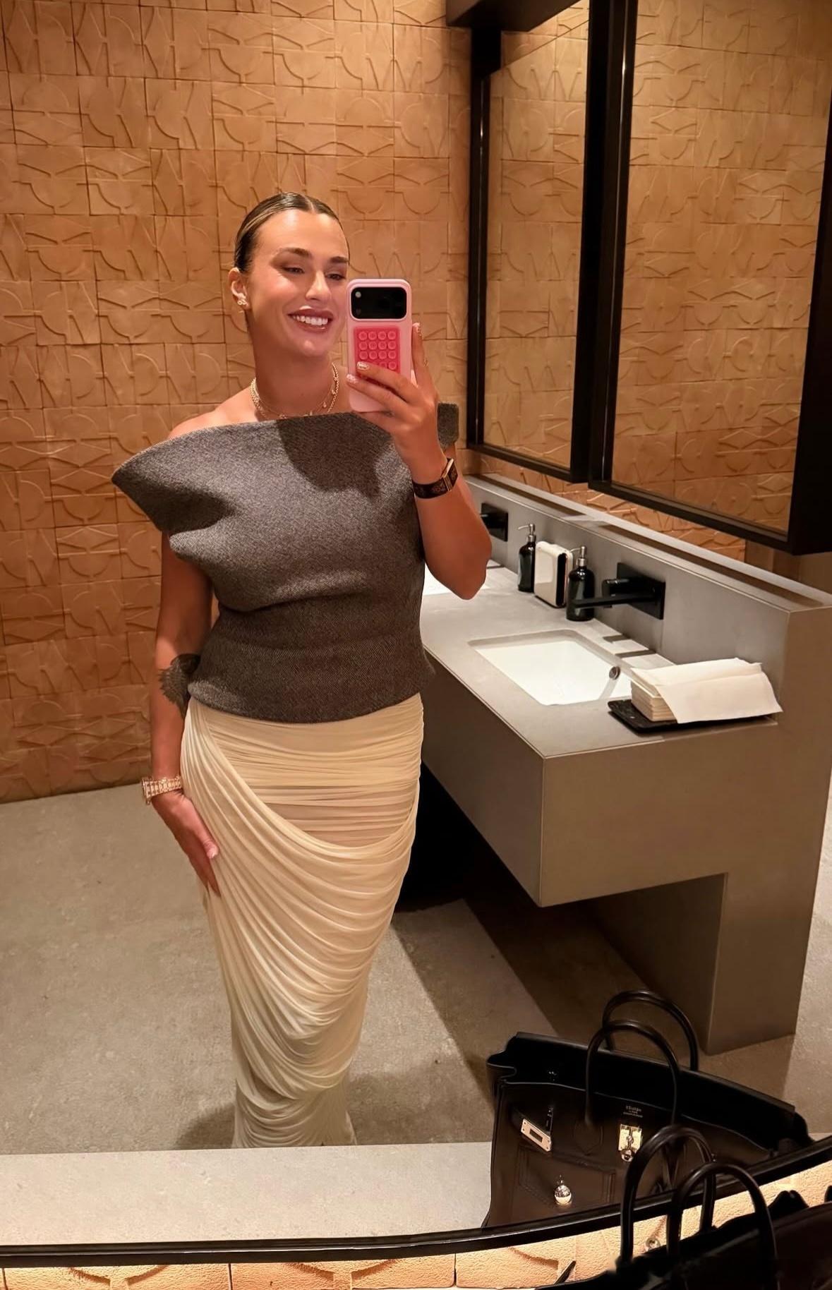 萨巴伦卡！！！分享自己和团队在WTA年终总决赛晚宴的照片📷TeamSabal