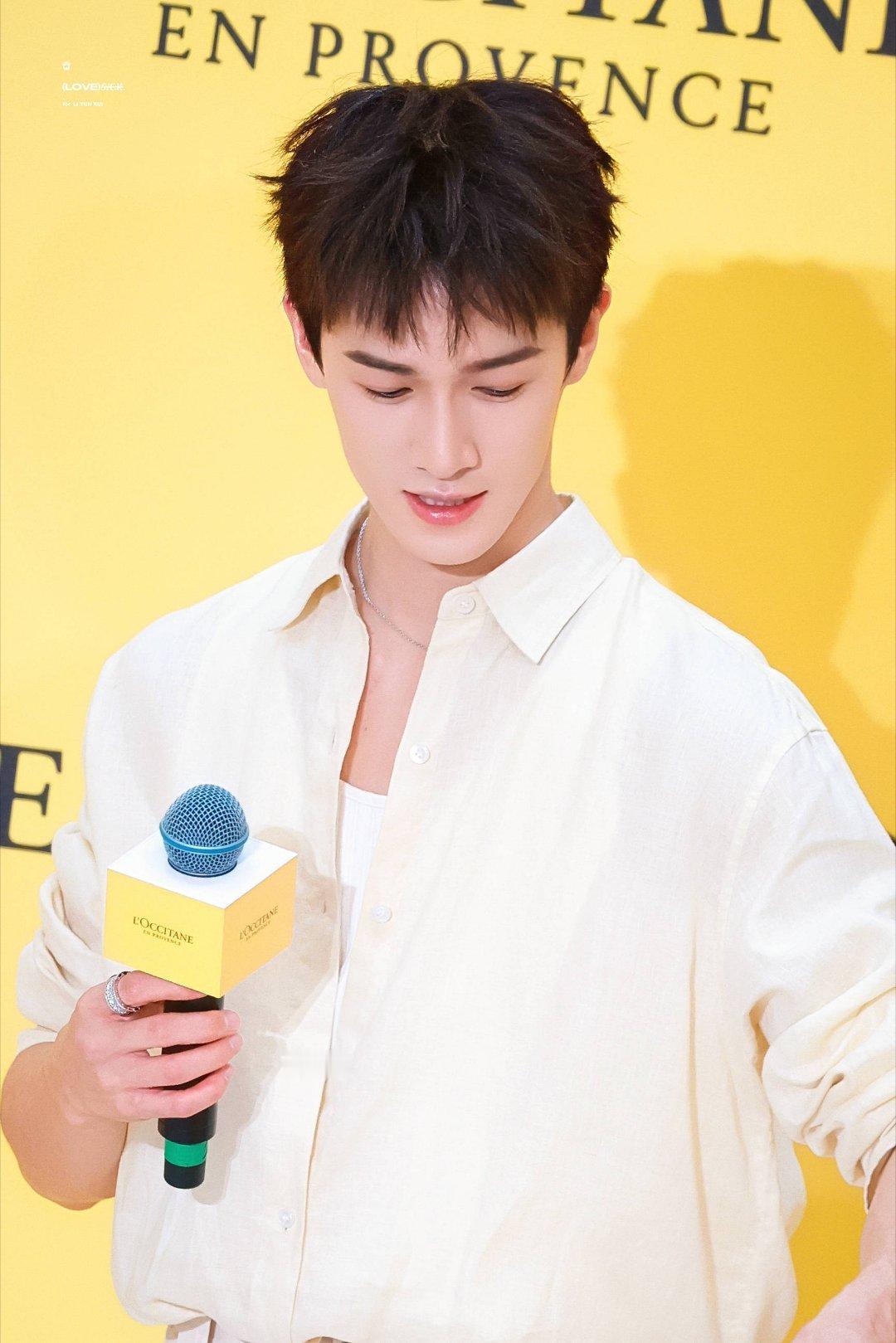 这个李昀锐你嫩的有点过分了这不是男大是什么😘😘好想捏捏脸​​​