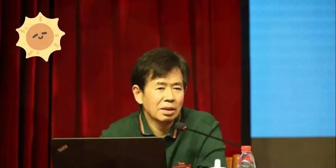 军事专家直播怒摘麦！主持人一句话引爆1.3亿围观！这哪是质疑，分明是挑衅！