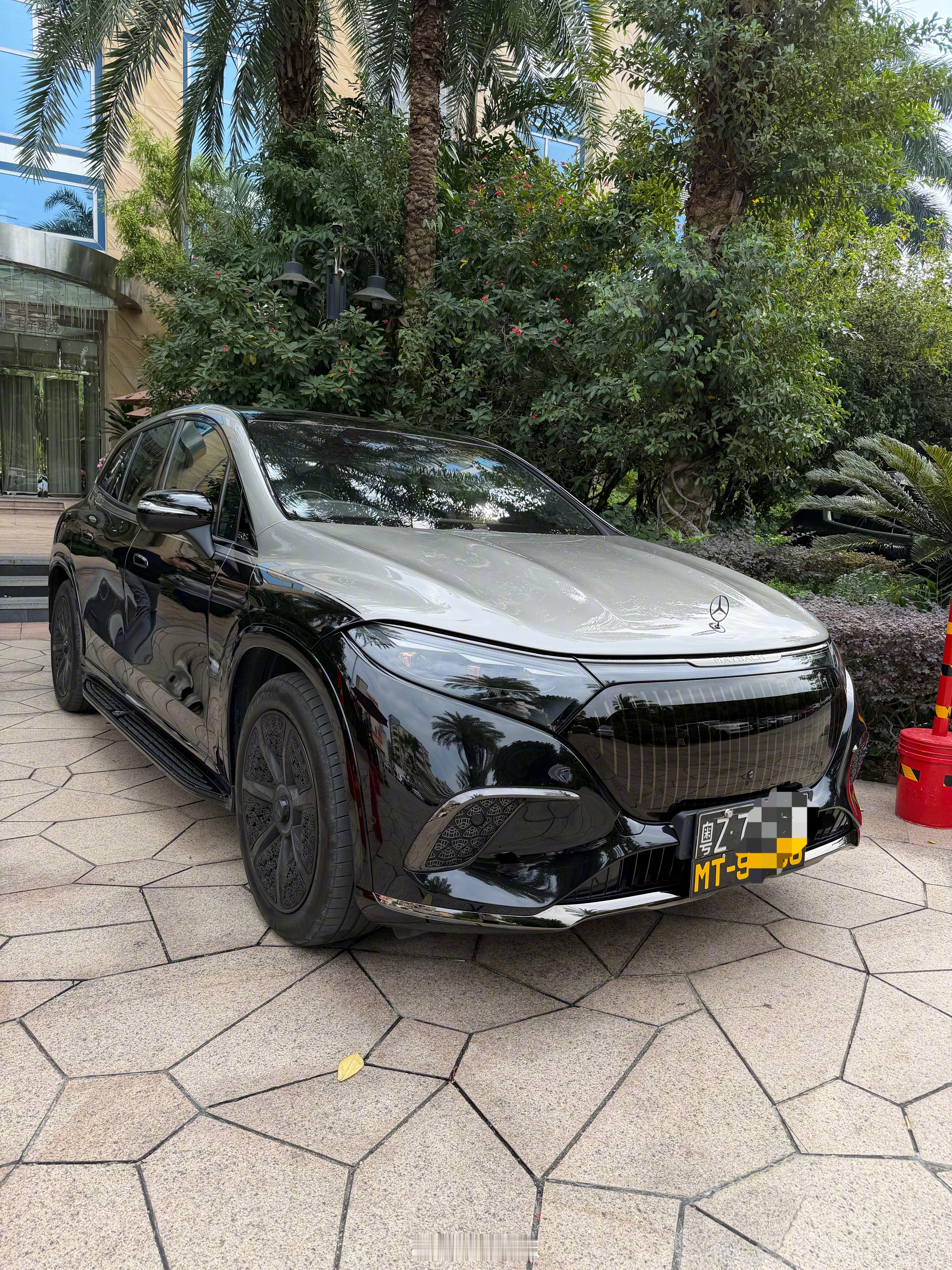 澳门牌落地200多万的迈巴赫EQSSUV，不知道车主知道内地现在卖100万不e