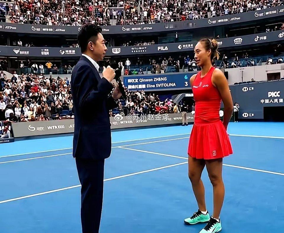 郑钦文这姑娘，真够硬的。赛后采访：我不讲英文行不行？主持人：不行。郑钦文：那我