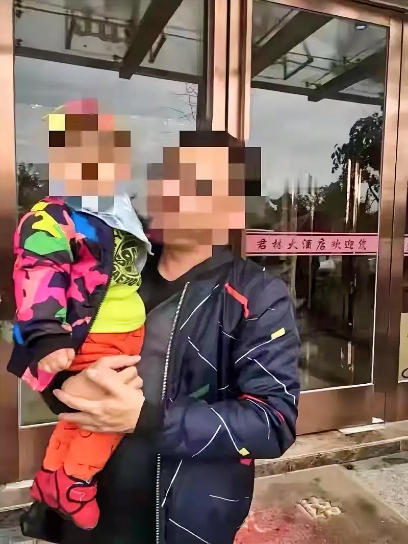 白天在医院伺候患癌的父亲，晚上骑电动车送外卖挣钱，43岁的陆先生怎么也没想到，自