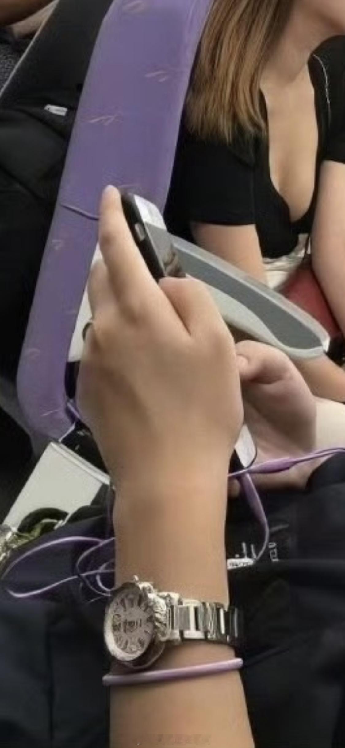 高铁上的有钱人也还在用home键iPhone！​​​