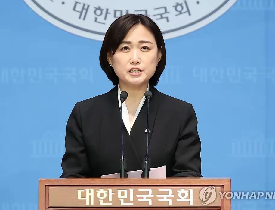 韩国青瓦台的这位发言人姜由桢蛮有意思的！一般的发言人着装，不至于五颜六色，至少都