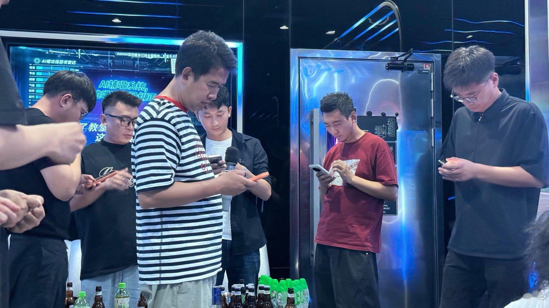 你们敢信这是在KTV？各位大V们不唱不喝，全都忙着发微博，难怪都这么火​​​